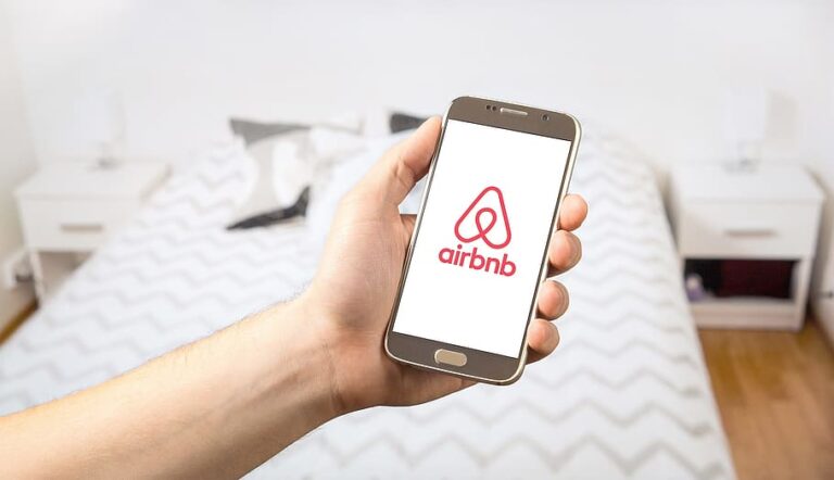 ¿Qué porcentaje cobra Airbnb a los anfitriones?